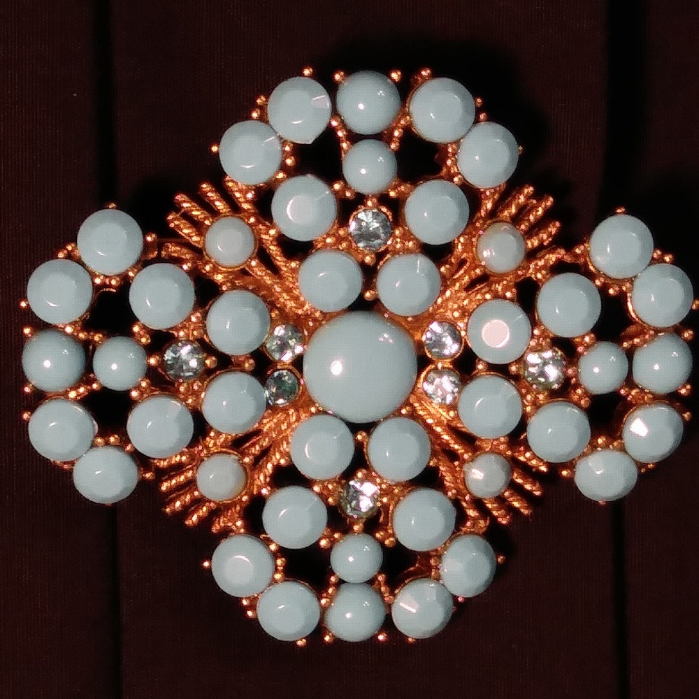 FASHION BROOCH IN ACRYLIC BEADS
